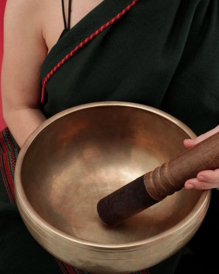 méditer avec un bol tibétain