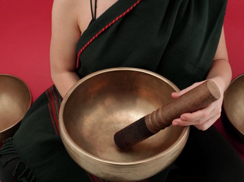 méditer avec un bol tibétain