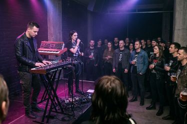 Darkwave, coldwave ou synthwave : comment les reconnaître à l'écoute ?