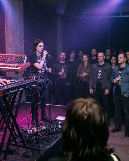 Darkwave, coldwave ou synthwave : comment les reconnaître à l'écoute ?