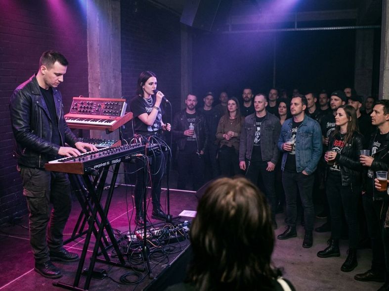 Darkwave, coldwave ou synthwave : comment les reconnaître à l'écoute ?